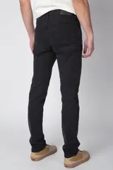Pantalón de jean gris oscuro, de corte recto, con bolsillos delanteros y traseros.