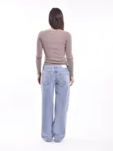Pantalón de jean celeste de corte ancho.