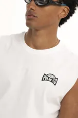 Musculosa gris con estampa en el pecho con el texto "Pulau Co".