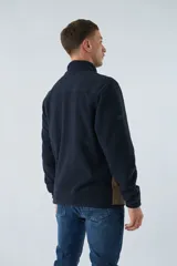 Campera polar para hombre con cuello alto, bolsillos con cierre y logo estampado.