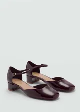 Zapato de charol color borgoña, con tacón bloque de 4 cm, punta cuadrada y tira con hebilla.