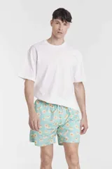 Short de baño celeste con estampado de margaritas amarillas y cordón ajustable en la cintura.