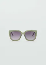 Lentes de sol cuadrados color verde oliva con lentes degradadas en gris. Fabricados con residuos post-industriales reciclados de procesos de fabricación de gafas de policarbonato.