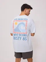 Remera celeste de algodón con estampado del logo de la marca Rusty en el frente y la espalda.