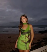 Minivestido verde con estampado de hojas, escote drapeado y choker al cuello.