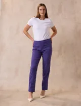 Pantalón verde esmeralda de gabardina elastizada marca Zac & Rachel, con pretina ancha con faja interna modeladora, largo de pierna con costura frontal pespunteada y trasera con bolsillos ojal simulados.