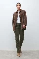 Jean de mujer color verde oliva, de corte recto y tiro medio.