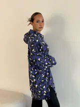 Canguro oversize con capucha, de tela suave con estampado animal print en tonos azul, negro y blanco.