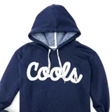 Canguro azul jaspeado con capucha y cordones blancos, con la palabra "Cools" estampada en blanco en el pecho.