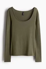 Top verde militar de punto suave, corte entallado, escote redondo amplio y mangas largas.