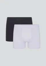 Pack de dos calzoncillos tipo bóxer largos, uno blanco y otro negro, confeccionados en algodón y elastano, con elástico personalizado en la cintura.