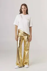 Pantalón de lino color dorado con acabado metalizado, corte recto y tiro alto.