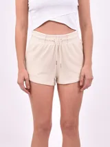 Short deportivo negro con cintura elástica y cordón ajustable.