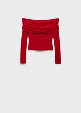 Blusa roja con hombros descubiertos y mangas largas.
