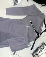 Short de calza negro, tiro alto y corte ajustado.