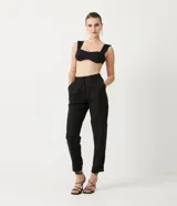 Blusa musculosa cropped de punto negro con escote corazón y textura acanalada.