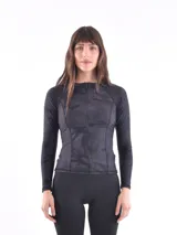 Campera deportiva negra con estampado de camuflaje en tonos grises, cierre frontal con cremallera y mangas largas.