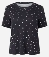 Conjunto de pijama negro con estampado de lunares, caritas sonrientes y la palabra "love". Incluye una blusa de mangas cortas y un short con cintura elastizada.