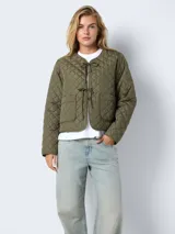 Chaqueta acolchada color verde militar, con cuello redondo y cierre frontal con lazos. Tiene bolsillos frontales y forro interior de poliéster.