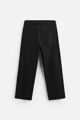 Pantalón de jean celeste con efecto lavado, corte amplio tipo baggy y cinco bolsillos.
