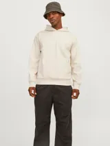 Hoodie con capucha color beige, de manga larga y corte relajado.