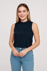 Musculosa azul marino sin mangas, de corte holgado y cuello redondo.