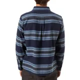 Camisa de franela a rayas horizontales en tonos azul marino, celeste y gris. Tiene cuello clásico, cierre frontal con botones, dos bolsillos de parche con botón en el pecho y mangas largas con puños abotonados.