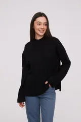Sweater negro de manga larga, diseño holgado con cuello alto.