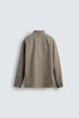 Camisa marrón claro de lino y viscosa, corte holgado, manga larga con puños abotonados y cierre frontal con botones.