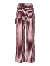 Pantalón de denim de algodón a rayas verticales color borgoña y blanco, con bolsillos cargo, delanteros y traseros, y pasadores para cinturón.