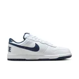 Championes urbanos Nike modelo Court Borough Low 2, color blanco con detalles en azul marino, confeccionados en cuero sintético, con logo "Nike" característico en los laterales y suela de goma.