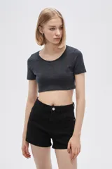 Top cropped negro de poliamida con cuello redondo y mangas cortas. Diseño ajustado al cuerpo.