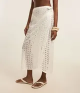 Salida de playa en forma de pollera midi de laise de algodón blanco con bordados calados.