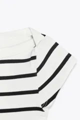 Camiseta rosa de rib con cuello barco y mangas cortas.