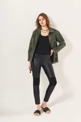 Pantalón negro de tiro medio, calce fit y largo al tobillo. Confeccionado en simil cuero con detalles en gamuza y cintura elástica.