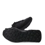 Championes New Balance modelo U370, de estilo retro, en color negro. Presentan una combinación de materiales textiles y gamuza en el exterior, con el logo 'N' en el lateral. Cuentan con cordones y suela de goma.