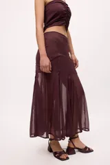 Falda larga marrón con transparencias y goudets que generan más vuelo.