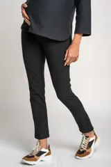 Legging maternal negro de algodón y elastano, tiro alto y calce ajustado.