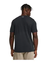 Remera deportiva Under Armour Vanish Seamless de hombre, color negro con logo plateado en el pecho. Confeccionada en tejido transpirable de secado rápido y sin costuras para evitar el roce.
