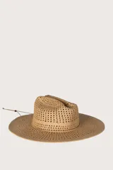 Sombrero de paja calado color beige, con ala ancha y tira de ajuste.