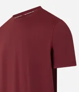 Remera deportiva color borgoña, de corte regular, con cuello redondo y mangas cortas. Confeccionada con tecnología Dry que facilita la evaporación del sudor.