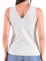 Musculosa ajustada de color naranja, con escote en V y botones frontales.