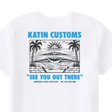 Remera blanca de algodón con cuello redondo y manga corta. Estampado pequeño en el pecho con el logo de la marca Katin en azul y negro.