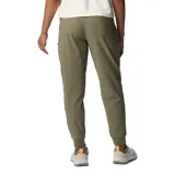 Pantalón jogger color marrón, con cintura elástica, bolsillos laterales y puños elásticos.