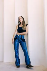Pantalón de diseño con estampado de serpiente en color azul, de corte acampanado.