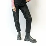 Bota Chelsea blanca de cuero sintético con elásticos laterales negros y suela track negra.
