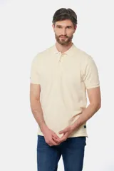 Remera polo lisa en oxford piqué color crema, con cuello en rib y botones personalizados.