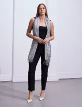 Pashmina gris con diseño a cuadros y flecos en los extremos.