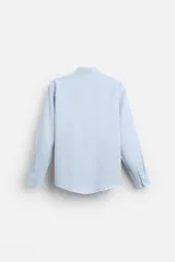 Camisa blanca de corte regular, cuello italiano, manga larga con puños abotonados y cierre frontal con botones.