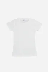 Remera blanca de algodón con cuello redondo y mangas cortas.